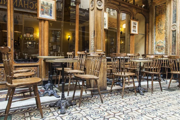 Parigi, Francia, il 4 maggio 2013. Passaggio parigino, aspetto tipico. Caffè in un passaggio — Foto Stock