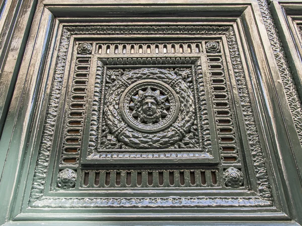 Paříž, Francie, na 3 května 2013. Fragment dveře typické starobylé domu — Stock fotografie