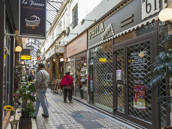 Paris, França, em 4 de maio de 2013. Passagem parisiense, aparência típica . — Fotografia de Stock