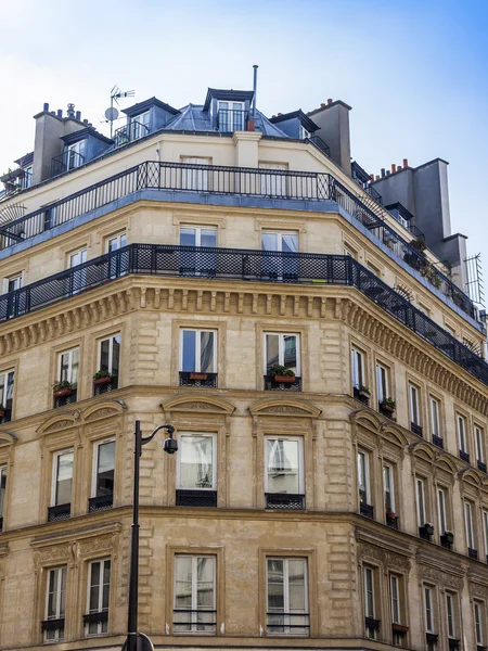 Париж, Франція, 3 травня 2013 року. Типовий урбаністичного вигляду — стокове фото