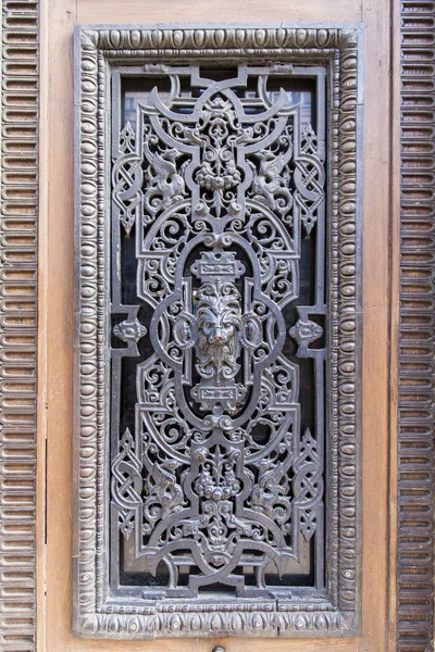 Paris, França, em 3 de maio de 2013. Fragmento de uma porta da casa antiga típica — Fotografia de Stock