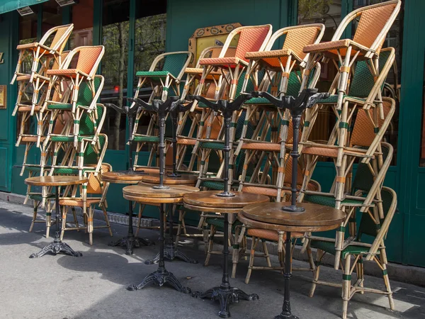 Párizs, Franciaország, a május 3, 2013. Tipikus városi kilátás, kora tavasszal reggel. Halom székek nyári kávézó megnyitása előtt — Stock Fotó