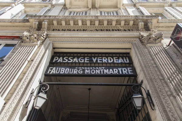 Paris, França, em 4 de maio de 2013. Passagem parisiense, aparência típica. Detalhes arquitectónicos — Fotografia de Stock