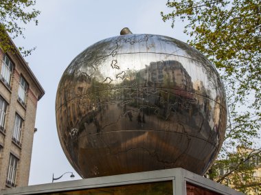 Paris, Fransa, 4 Mayıs 2013 tarihinde. Bir heykel 