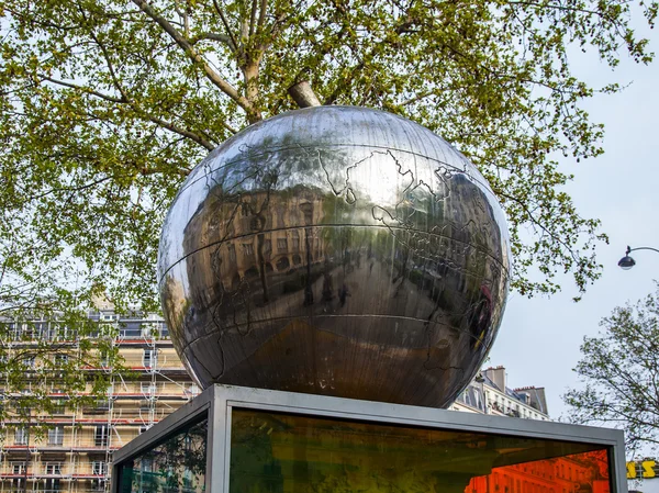 Paris, France, on May 4, 2013. A sculpture "Cheterty apple" in Clichy Boulevard (author Frank Skruti), a monument to the thinker Charles Fourier — Stock Photo, Image