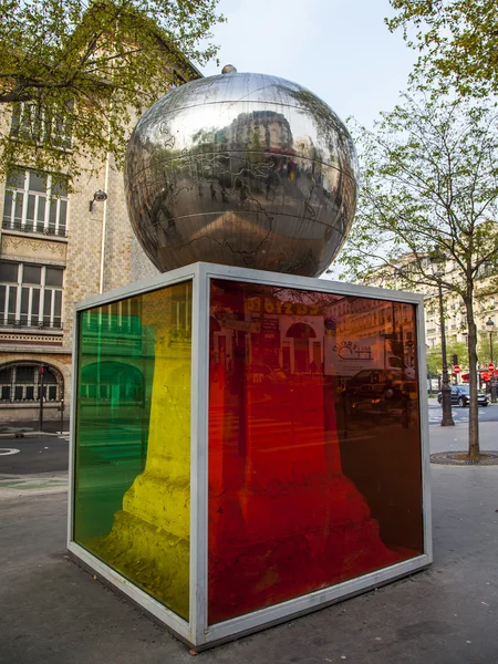 パリ、フランス、2013 年 5 月 4 日に。彫刻「Cheterty アップル"クリシー大通り (著者フランク Skruti)、思想家シャルル ・ フーリエへの記念碑は、 — ストック写真