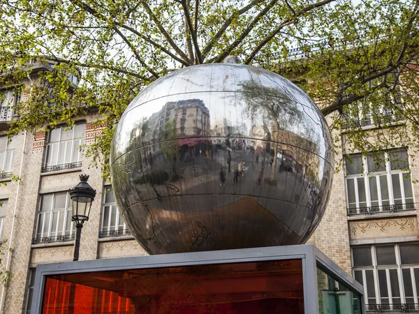 Paris, France, on May 4, 2013. A sculpture "Cheterty apple" in Clichy Boulevard (author Frank Skruti), a monument to the thinker Charles Fourier — Stock Photo, Image