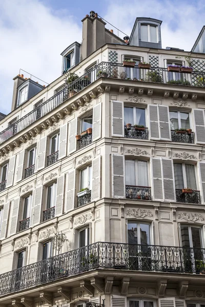 Paris, Frankreich, am 3. Mai 2013. Typische Stadtansichten. Historisches Haus — Stockfoto