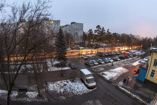 Pushkino, russland, am 17. Dezember 2014. Frühmorgens in der Stadt zu Beginn des Winters — Stockfoto