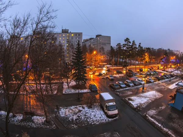 Pushkino, Rusko, dne 17. prosince 2014. Brzy ráno ve městě na počátku zimy — Stock fotografie