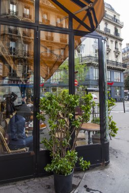3 Mayıs 2013 tarihinde, Paris, Fransa. Bahar öğleden sonra tipik kentsel görünümü