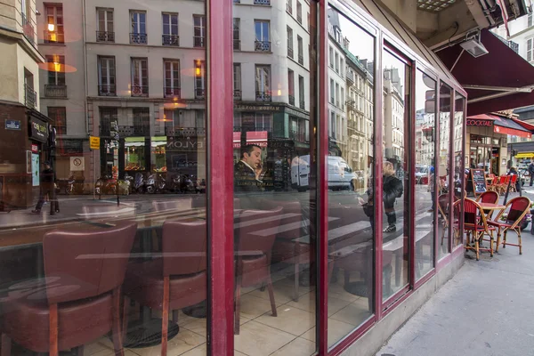 Paris, França, em 3 de maio de 2013. Vista urbana típica na tarde de primavera — Fotografia de Stock