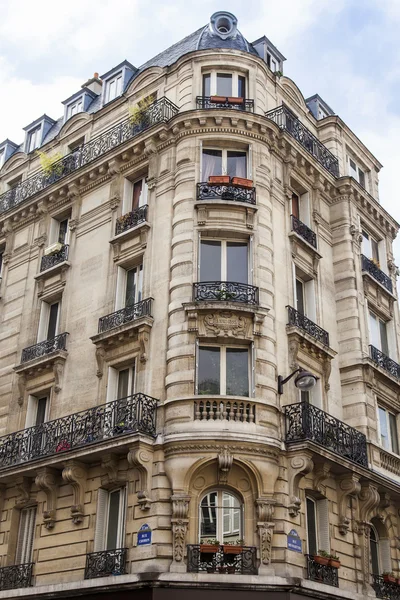 París, Francia, el 3 de mayo de 2013. Típica vista urbana. Casa histórica —  Fotos de Stock