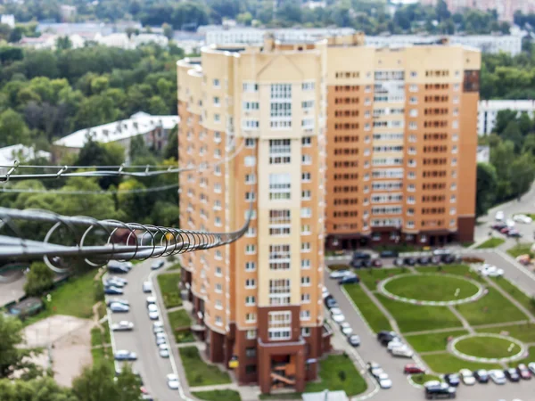 Pushkino, Ryssland, på Augusti 26, 2011. Nya bebodda lägenhet hus. Fiber-optiska kabel för anslutning till Internet — Stockfoto