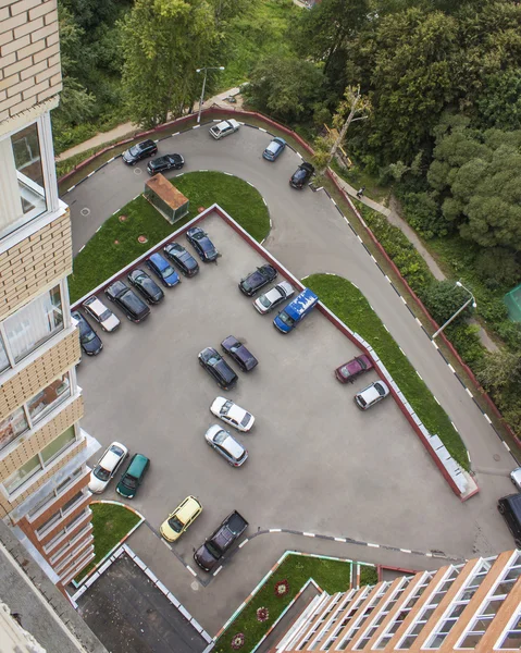 Pushkino, Rússia, em 26 de agosto de 2011. Vista da janela do edifício de vários andares. Um estacionamento de carros perto da casa — Fotografia de Stock