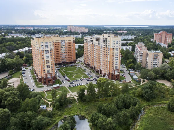 Pushkino, Rusia, el 26 de agosto de 2011. Una vista de la ciudad desde un punto alto —  Fotos de Stock