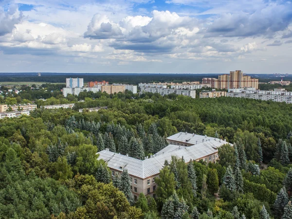 Pushkino, Federacja Rosyjska, 26 sie 2011. Widok miasta z punktu widzenia wysokiej — Zdjęcie stockowe