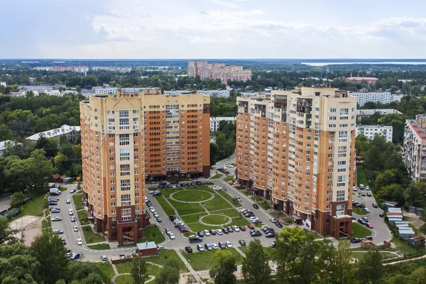 Poesjkino, Rusland, op 26 augustus 2011. Een uitzicht op de stad vanaf een hoog punt — Stockfoto