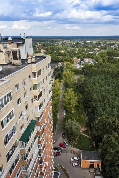 Pushkino, Russie, le 26 août 2011. Une vue sur la ville depuis un point culminant — Photo