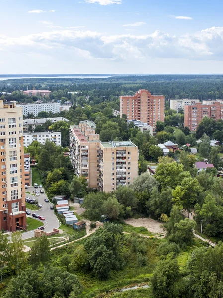 Poesjkino, Rusland, op 26 augustus 2011. Een uitzicht op de stad vanaf een hoog punt — Stockfoto