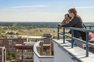 24 Ağustos 2011 tarihinde, Pushkino, Rusya. İki genç erkek bir multystoried evin çatı üzerinden yirmiden incelemek