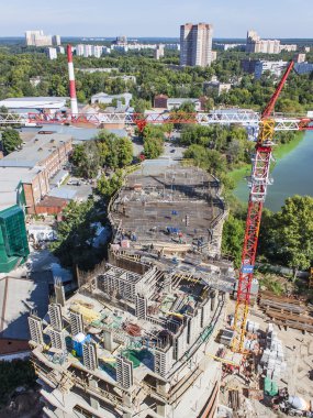 26 Ağustos 2011 tarihinde, Pushkino, Rusya. Nehir kıyısında bir inşaat alanında. Bir multystoried ev inşaatı