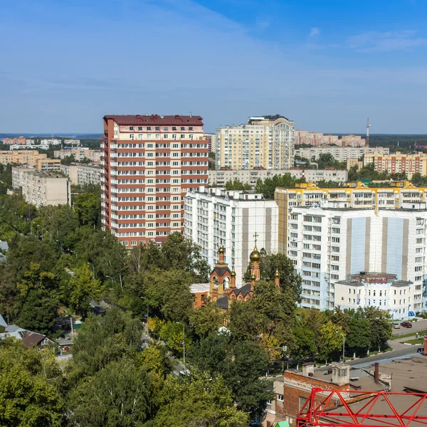 Pushkino, Rússia, em 26 de agosto de 2011. Uma vista da cidade a partir de um ponto alto — Fotografia de Stock