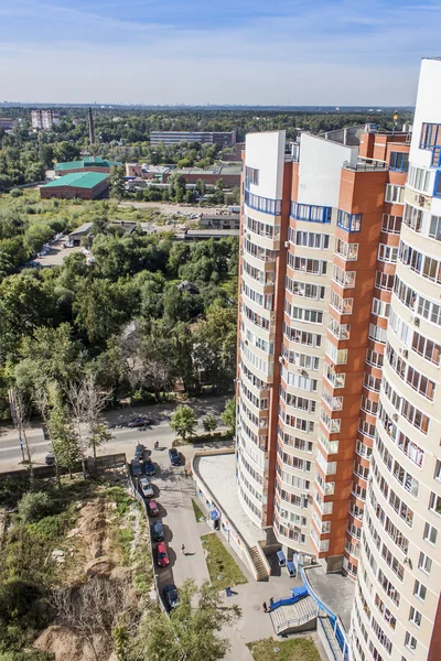 Pushkino, Rusia, el 26 de agosto de 2011. Una vista de la ciudad desde una ventana de una casa de apartamentos — Foto de Stock