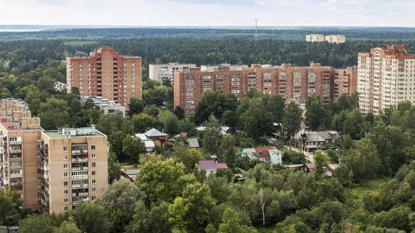 Pushkino, russland, am 26. august 2011. ein blick auf die stadt von einem hohen punkt — Stockfoto