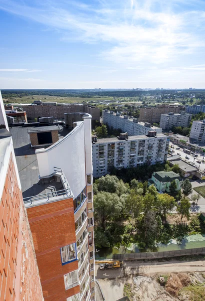 Pushkino, Rússia, em 26 de agosto de 2011. Uma vista da cidade a partir de uma janela de casa de apartamento — Fotografia de Stock