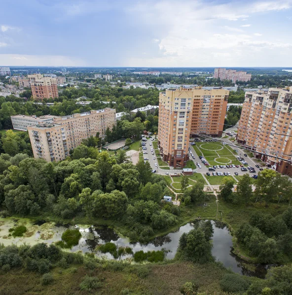Pushkino, russland, am 26. august 2011. ein blick auf die stadt von einem hohen punkt — Stockfoto