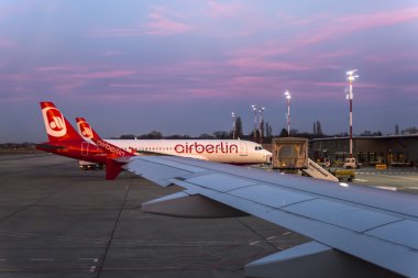 23 Mart 2011 tarihinde, Berlin, Almanya. Bir uçak görünüm (Airberlin havayolu) penceresinden kanatları, bir lyotny alanı ve bir düşüş Tegel Havalimanı'nda