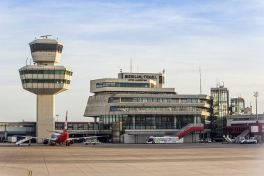 23 Mart 2011 tarihinde, Berlin, Almanya. Bir görünümünü gelen uçak penceresinden Tegel Havaalanı