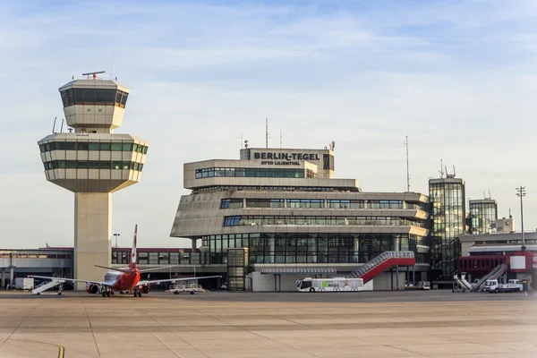 Berlim, Alemanha, em 23 de março de 2011. Uma visão do aeroporto Tegel de uma janela do avião chegou — Fotografia de Stock