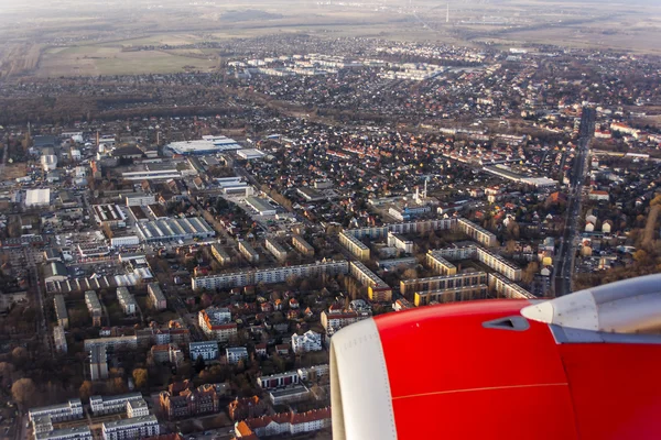 ベルリンの空飛ぶ飛行機郊外の窓からの眺め — ストック写真