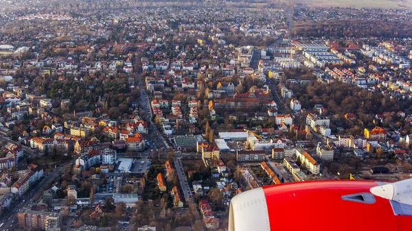 ベルリンの空飛ぶ飛行機郊外の窓からの眺め — ストック写真