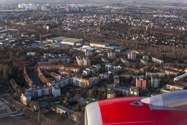 Pohled z okna na létající letadlo předměstí Berlína — Stock fotografie