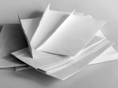 Beyaz yazı zarflar offise tablo