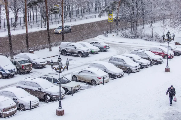 普希金诺，俄罗斯，在 2014 年 12 月 21 日。在冬天开始的一场暴风雪。在有人居住的住宅小区带来的雪停车 — 图库照片