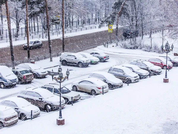 Pushkino, Russia, on December 21, 2014. A blizzard at the beginning of winter. The parking in the inhabited residential district brought by snow — Stock Photo, Image