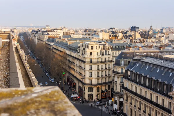 Paříž, Francie, 25 března 2011. Pohled na město z průzkumu platformě Galerie Lafayette — Stock fotografie