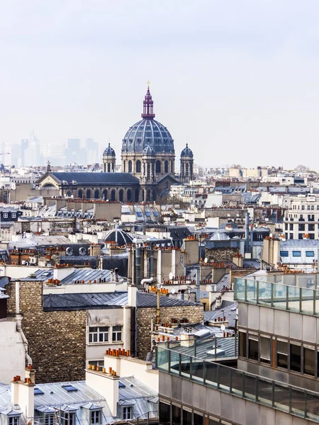 Parijs, Frankrijk, op 25 maart 2011. Een stedelijke uitzicht vanaf het terras van een enquête van Galerie des Champs-Elysées. Daken van Parijs — Stockfoto