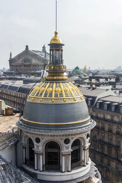 Paris, França, em 25 de março de 2011. Uma vista urbana de um terraço de pesquisa da Galeria Lafayette. Telhados de Paris — Fotografia de Stock