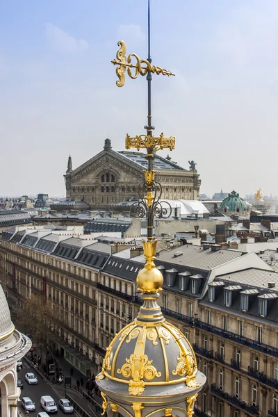 Parijs, Frankrijk, op 25 maart 2011. Een stedelijke uitzicht vanaf het terras van een enquête van Galerie des Champs-Elysées. Daken van Parijs — Stockfoto