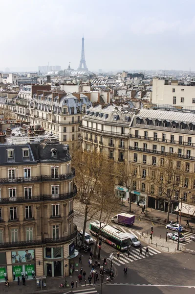 Paris, France, on March 25, 2011. Typical city landscape. View of streets Paris in the spring afternoon — Stock Photo, Image