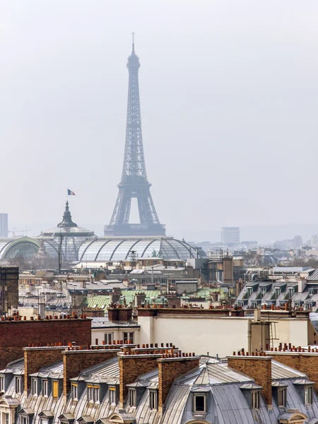 Parijs, Frankrijk, op 25 maart 2011. Een stedelijke uitzicht vanaf het terras van een enquête van Galerie des Champs-Elysées. Daken van Parijs — Stockfoto