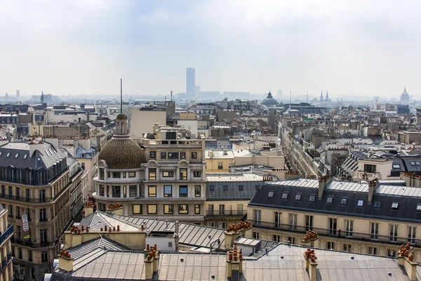 Paris, France, le 25 mars 2011. Une vue urbaine depuis une terrasse arpentée de la Galerie Lafayette. Toits de Paris — Photo