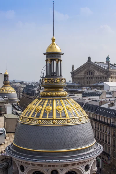 Paříž, Francie, 25 března 2011. Městská pohled z terasy průzkum Galerie Lafayette. Pařížské střechy — Stock fotografie