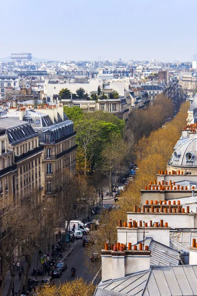 Paris, França, em 25 de março de 2011. Paisagem típica da cidade. Vista das ruas Paris na tarde de primavera — Fotografia de Stock