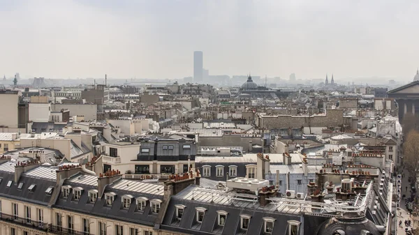 Париж, Франція, 25 березня 2011 року. Урбаністичного вигляду із survey тераси з Галереї Лафайєт. Дахи Парижа — стокове фото